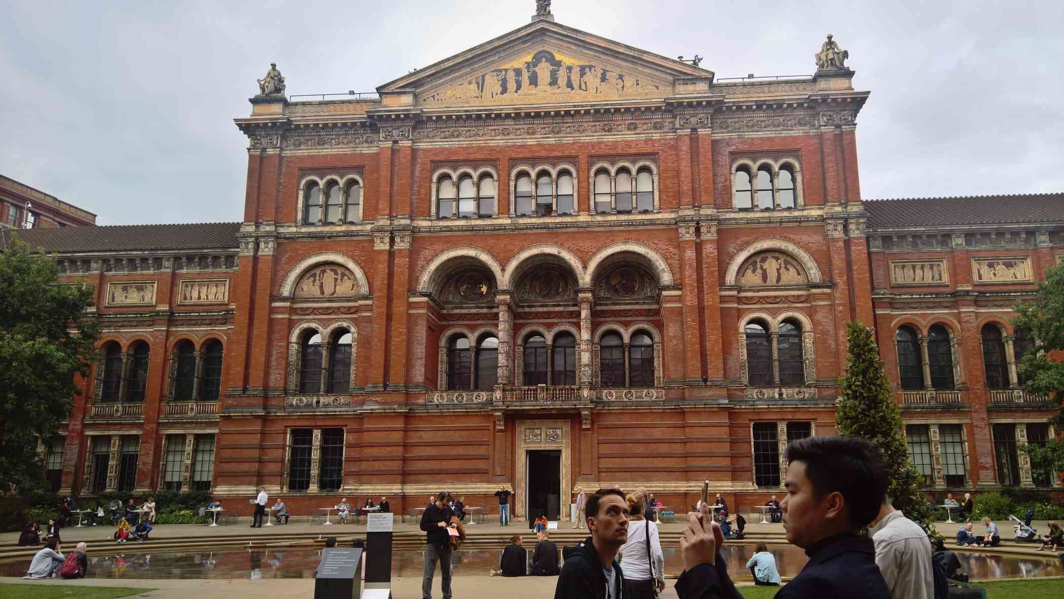 z kouzelného prostředí victoria &amp; albert museum za pozornost děkují...