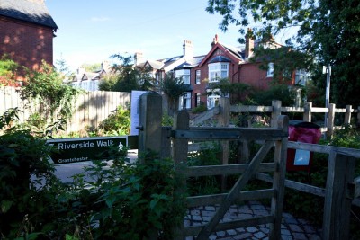 branka, kterou se vychází od řeky ke grantchester meadows