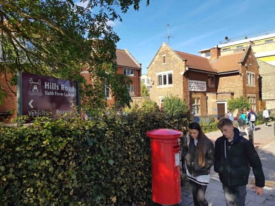 v pozadí county school for boys, kterou navštěvoval mladý syd barrett; chodili sem i roger a david. dnes se škola jmenuje hills road sixth form college