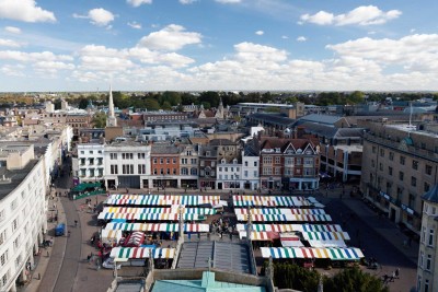 pohled na hlavní náměstí - market place, které je plné stánků se skvělým street foodem, knížkami, oblečením, ovocem, zeleninou, cetkami atd.