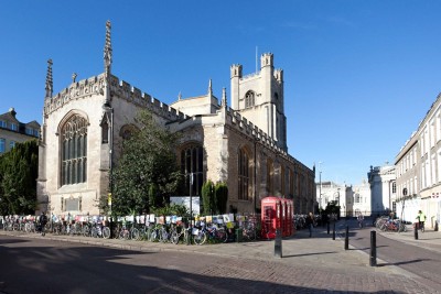 pohled na kostel great st. mary´s - celá cambridge, tím, jak je to univerzitní město v rovinaté krajině a plné mladých lidí, je plná jízdních kol. neviděl jsem nikde víc kol, než v cambridge. barrettova zvonivě radostná &quot;bike&quot; tím pro mě, co jsem v cambridge, ve městě, kde syd žil i umřel, viděl, dostala ještě další rozměr. komplexnější a dokonalejší. chybějící střípek poznání byl doplněn o chybějící vjem, který mi naskočil až tím, že jsem v tomto městě mohl jeden den pobýt... moc děkuju, cambridge. i tobě, syde...