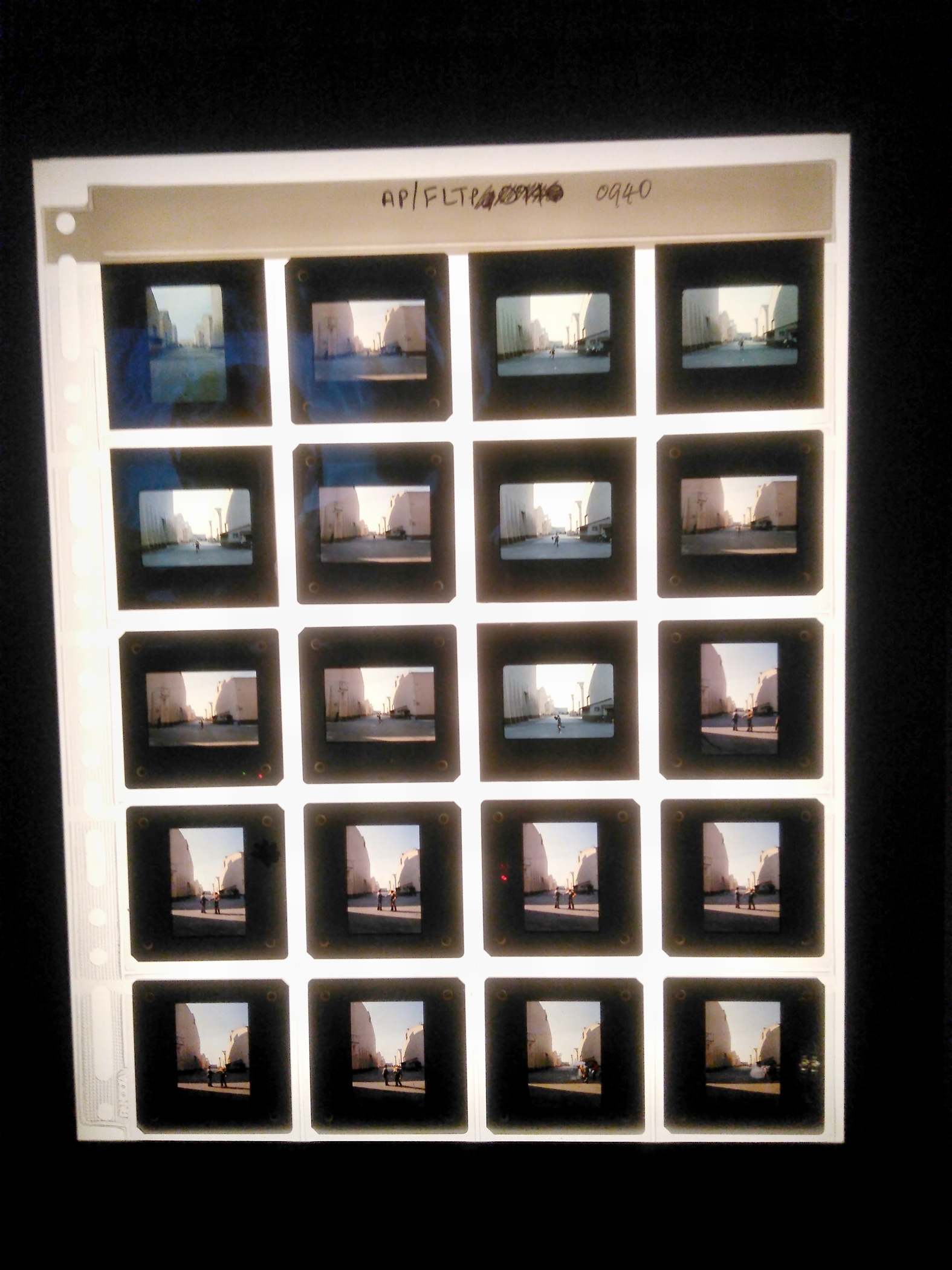 sekvence diapozitivů z fotografování obálky wish you were here - aneb kolikrát musel kaskadér ronnie rondell vběhnout v hořícím azbestovém obleku před objektiv, než se povedlo provést ten správný záběr, který se nakonec dostal na přebal desky - hodně funny bylo jeho povídání, které k tomuto občas hororovému zážitku pouštěli na vedlejší obrazovce (bohužel toto, stejně jak spousta dalších věcí na výstavě nejde zachytit nijak, takže kdo nebyl, má smolíka nafurt)